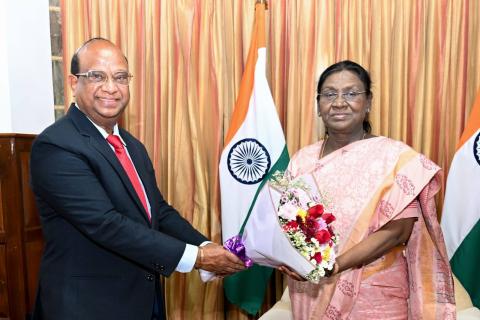 Vice Chancellor of Sikkim University, with the Hon’ble President of India, Smt. Droupadi Murmu.